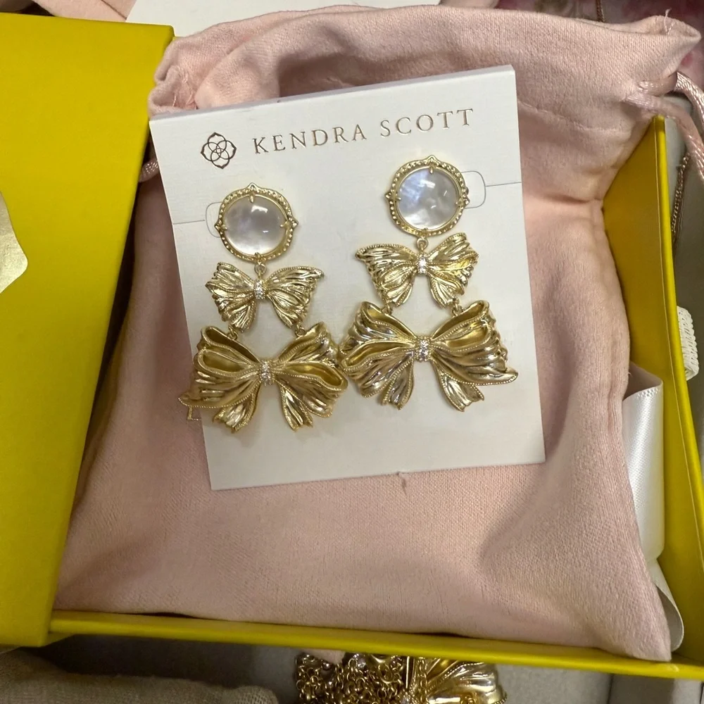 🎀 Kendra Scott X LoveShackFancy gold double bow white stone earrings NEW - Picture 2 of 5